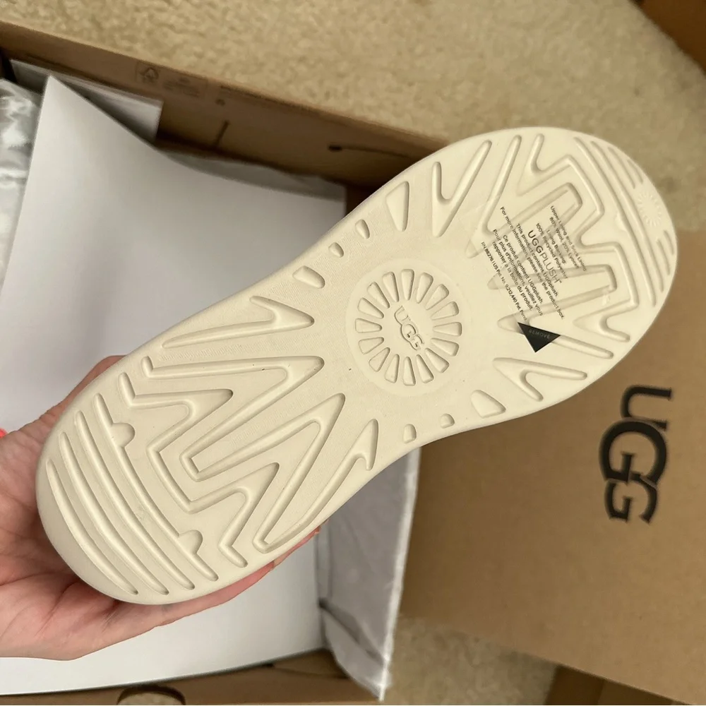 Ugg Classic Boom Ankle Boot - Picture 4 of 5